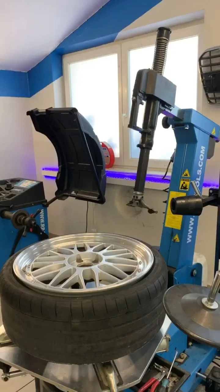 Felge mit Reifen auf der Reifenmontiermaschine